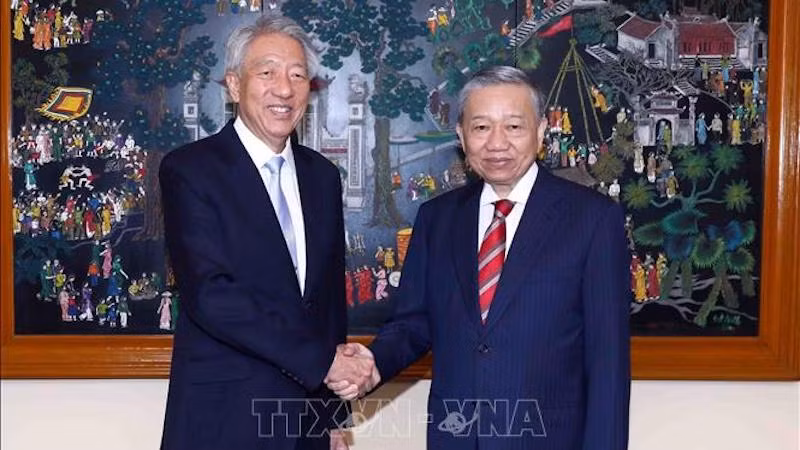 Министр общественной безопасности генерал армии То Лам и Старший министр, Министр-координатор по вопросам национальной безопасности Сингапура Тео Чи Хин. Фото: ВИА