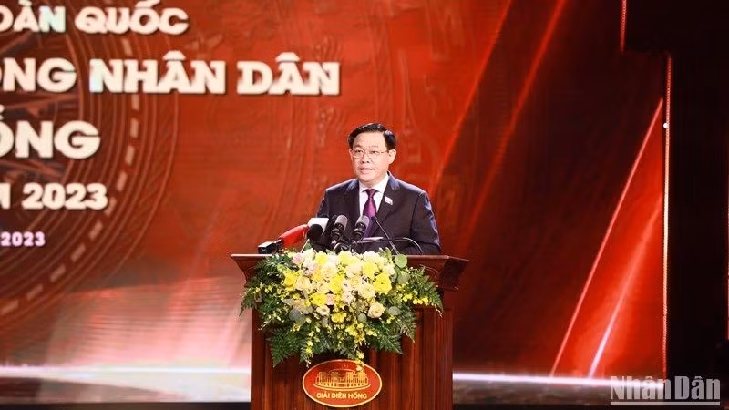 Председатель НС Выонг Динь Хюэ выступает на церемонии. Фото: Хоай Нам