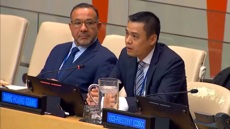 Посол Данг Хоанг Жанг выступает на диалоге. Фото: baoquocte.vn