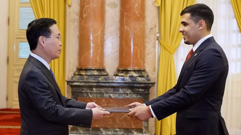 Посол Венесуэлы Хуан Карлос Фернандес Хуарес вручает верительные грамоты Президенту Во Ван Тхыонгу. Фото: ВИА