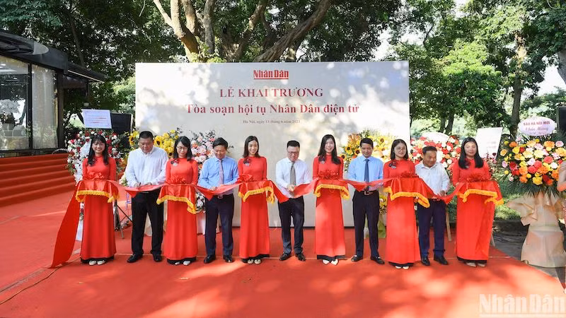 Делегаты перерезают ленту в знак открытия конвергентной редакции «Нянзан Онлайн».