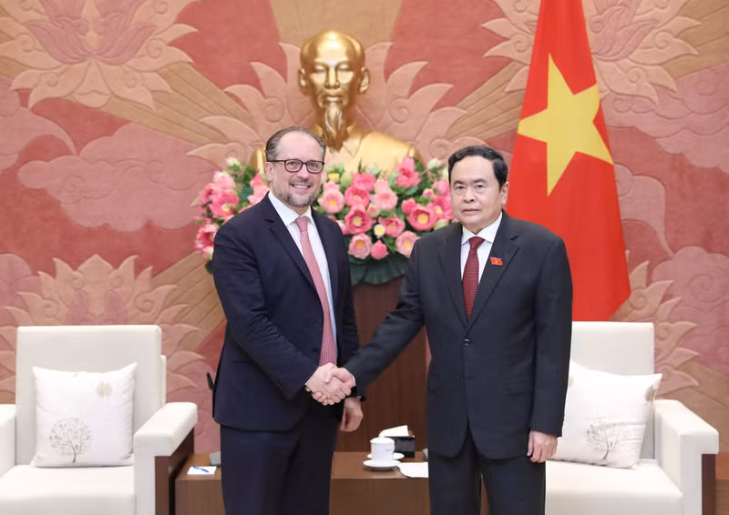 Зампредседателя НС Чан Тхань Ман и Министр иностранных дел Австрии Александер Шалленберг. Фото: quochoi.vn