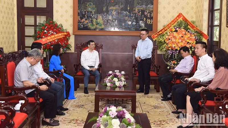 Главный редактор Ле Куок Минь принимает делегацию провинции Туенкуанг.