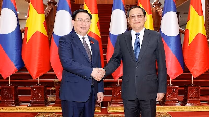 Председатель НС Вьетнама Выонг Динь Хюэ и Премьер-министр Лаоса Сонексай Сипхандон. Фото: ВИА