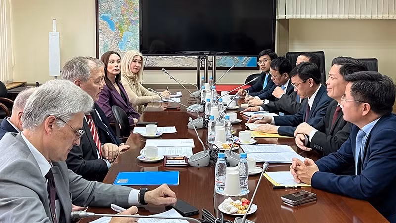 Общий вид рабочей встречи с руководителями КПРФ. Фото: Суан Хынг