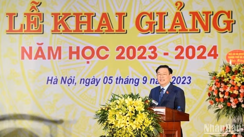 Председатель НС Выонг Динь Хюэ выступает на церемонии. Фото: Зюи Линь