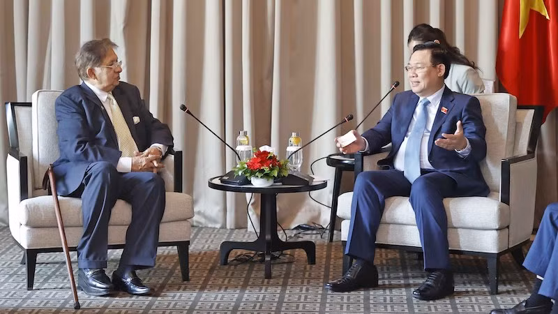 Председатель НС Выонг Динь Хюэ и Председатель Общества бангладешско-вьетнамской дружбы Шамшер М. Чоудхури. Фото: ВИА