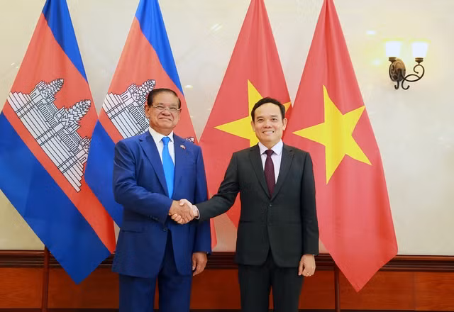 Вице-премьер Чан Лыу Куанг (справа) и Вице-премьер, Министр внутренних дел Камбоджи Сар Кхенг. Фото: VGP