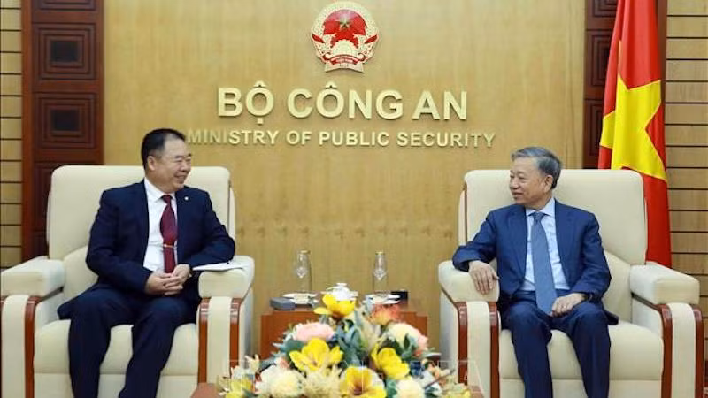 Министр общественной безопасности генерал армии То Лам и Начальник штаба Народной вооруженной полиции Китая Чжоу Цзяньго. Фото: ВИА