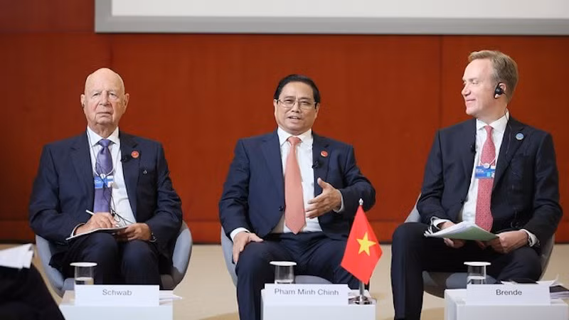 Премьер-министр Фам Минь Тьинь выступает на национальном стратегическом диалоге Вьетнам-ВЭФ. Фото: VGP 