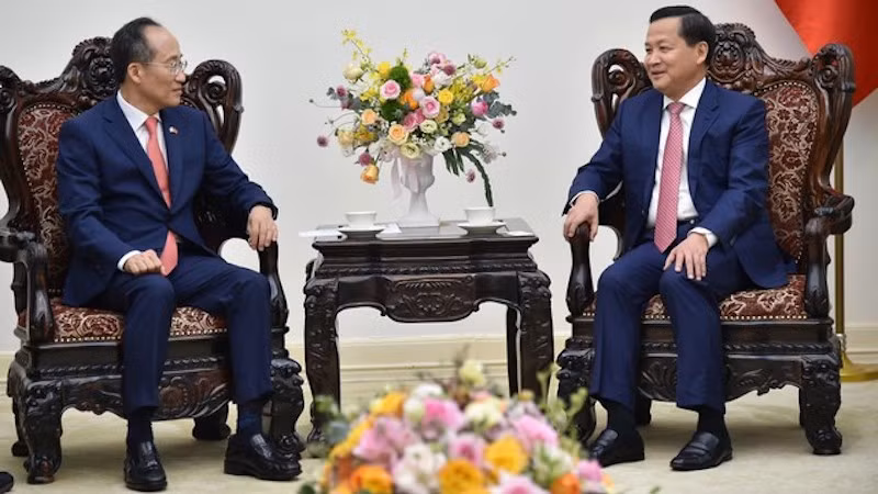 Вице-премьер Ле Минь Кхай и Вице-премьер, Министр экономики и финансов Республики Корея Чу Гён Хо. Фото: VGP