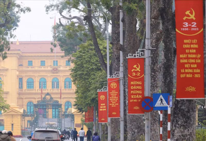 Флаги и праздничные плакаты украсили Ханой в честь дня основания КПВ. Фото: ВИА