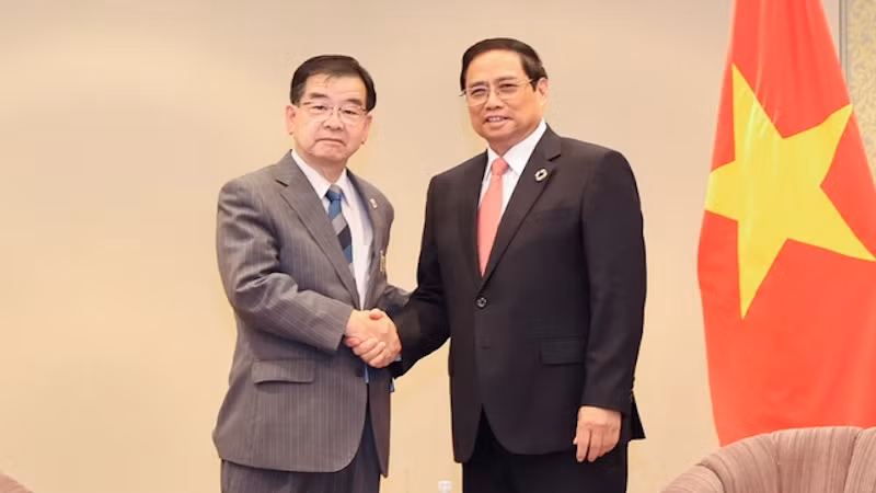 Премьер-министр Фам Минь Тьинь и Зампредседателя Ассоциации мира и дружбы между Хиросимой и Вьетнамом Акаги Тацуо. Фото: VGP