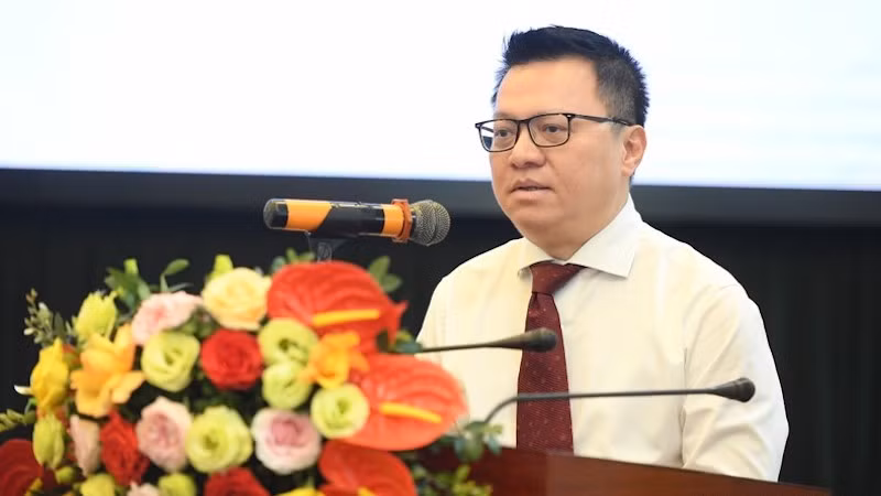 Главный редактор газеты «Нянзан» Ле Куок Минь выступает на мероприятии.