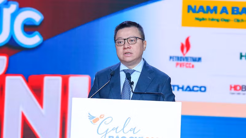 Товарищ Ле Куок Минь выступает на церемонии. Фото: congluan.vn