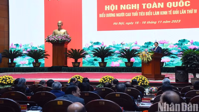 Премьер-министр Фам Минь Тьинь выступает на конференции. Фото: Чан Хай