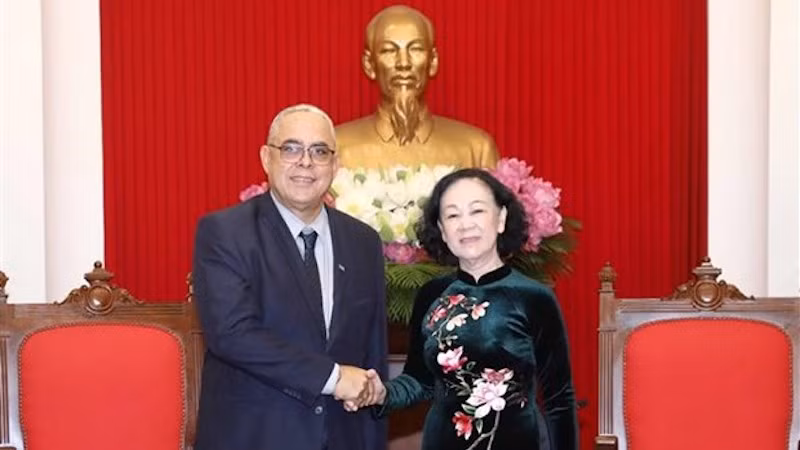 Товарищ Чыонг Тхи Май и товарищ Луис Антонио Торрес Ирибар. Фото: ВИА