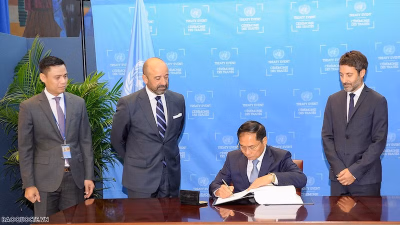 Министр иностранных дел Буй Тхань Шон подписывает Договор о сохранении и устойчивом использовании морского биоразнообразия в районах за пределами национальной юрисдикции. Фото: baoquocte.vn