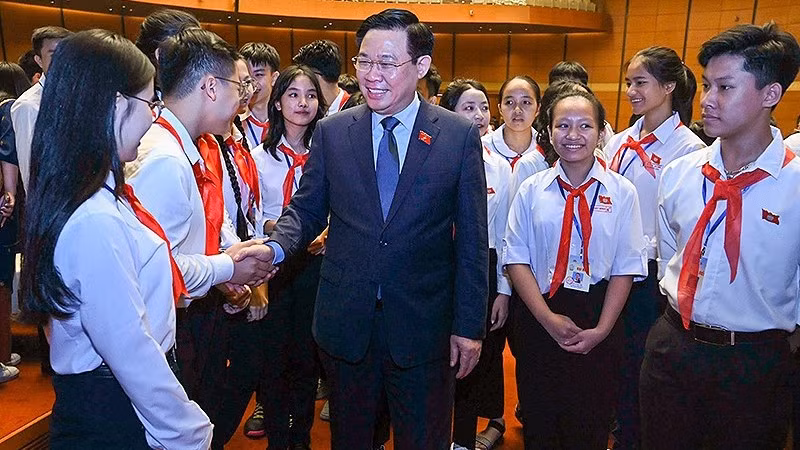 Председатель НС Выонг Динь Хюэ и участники заседания.