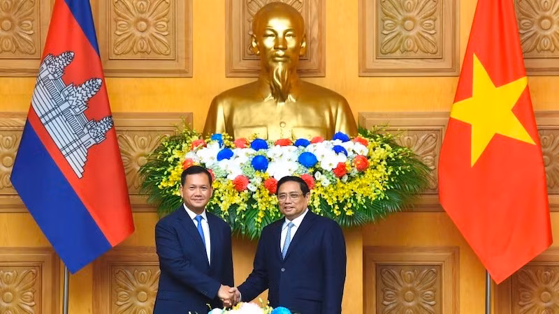 Премьер-министр Фам Минь Тьинь и Премьер-министр Камбоджи Хун Манет. Фото: Чан Хай