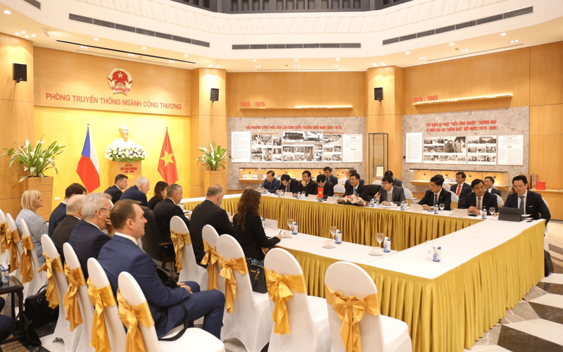 Общий вид рабочей встречи. Фото: moit.gov.vn