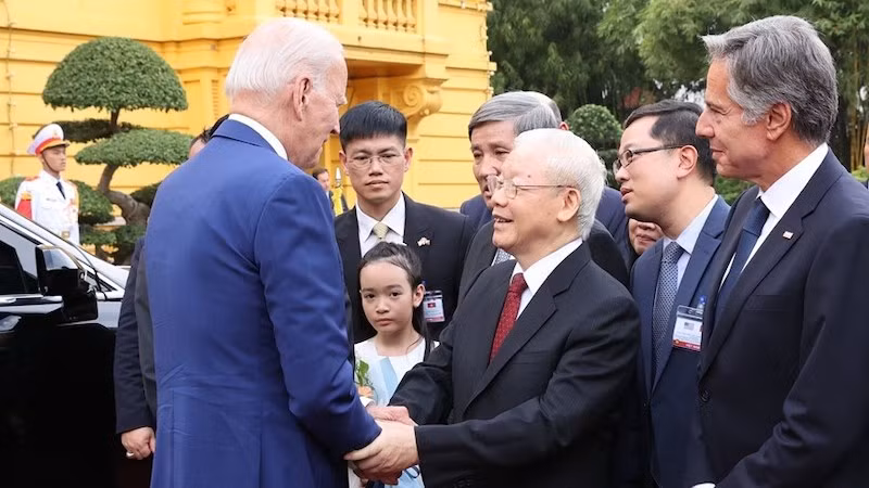 Генеральный секретарь ЦК КПВ Нгуен Фу Чонг встречает Президента США Джо Байдена. Фото: ВИА