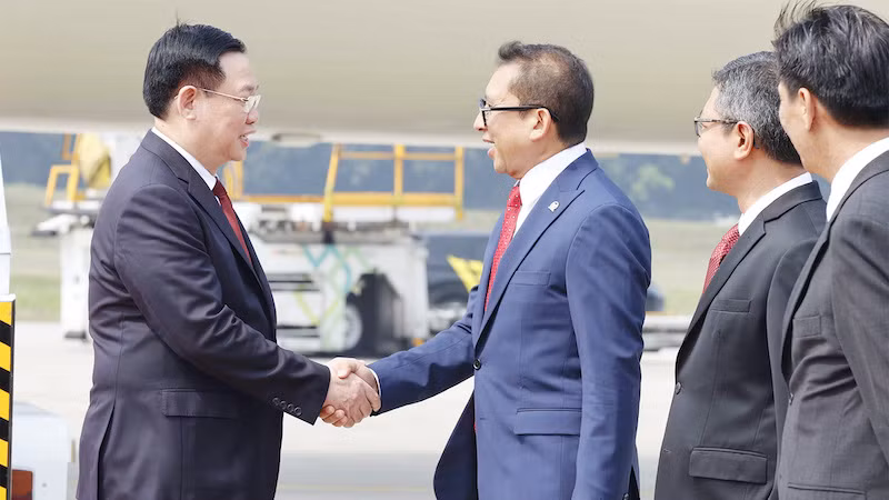 Председатель Комитета межпарламентского сотрудничества Совета народных представителей Индонезии Фадли Зон встречает Председателя НС Выонг Динь Хюэ. Фото: ВИА