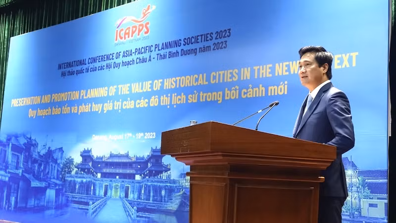 Замминистра строительства Нгуен Тыонг Ван выступает на конференции. Фото: baoxaydung.com.vn