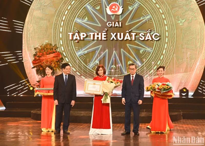 Представительница газеты «Нянзан» получает приз «Выдающийся коллектив». Фото: Зюи Линь