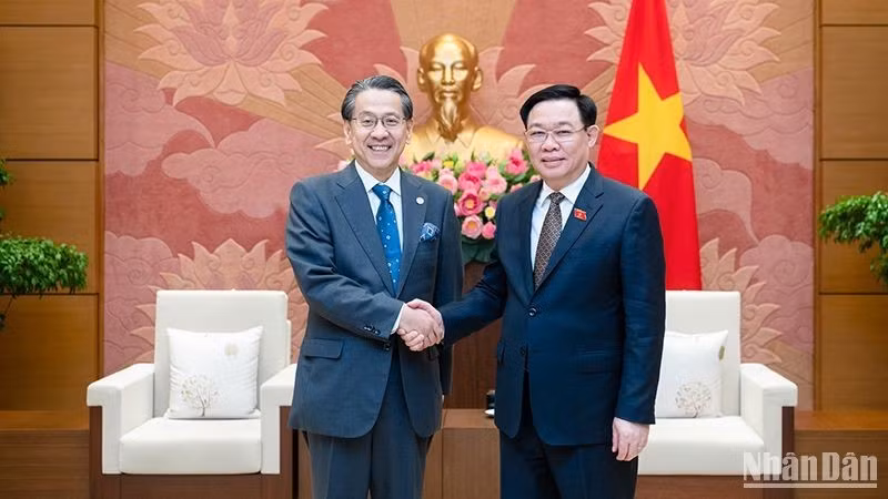 Председатель НС Выонг Динь Хюэ и Председатель Совета директоров JBIC Маэда Тадаси. Фото: Зюи Линь