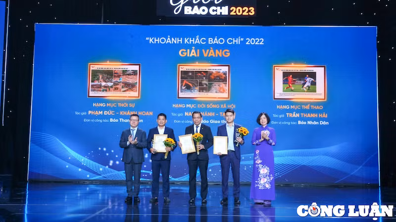 Товарищ Ле Куок Минь, Генеральный директор ВИА Ву Вьет Чанг и обладатели золотых наград. Фото: congluan.vn