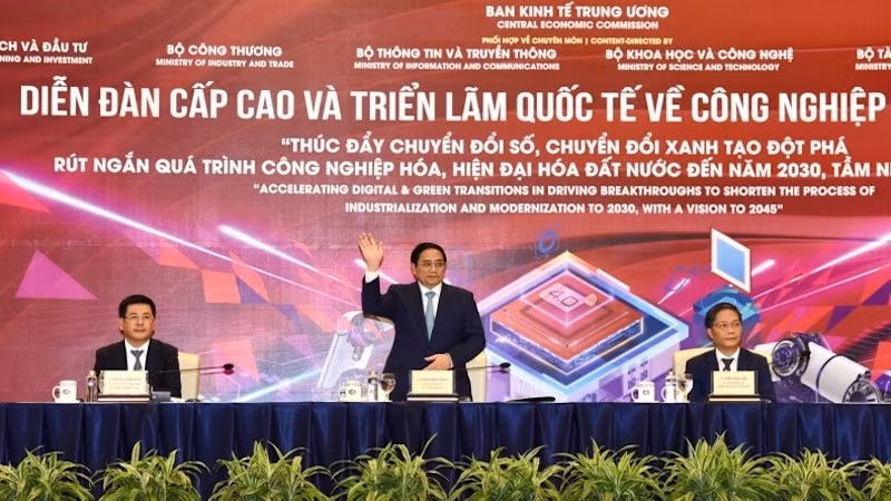 Премьер-министр Фам Минь Тьинь на заседании. Фото: Чан Хай