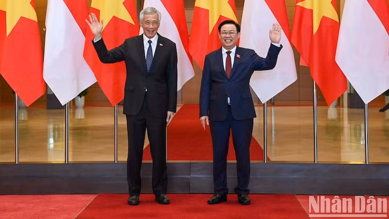 Председатель НС Выонг Динь Хюэ и Премьер-министр Сингапура Ли Сяньлун. Фото: Зюи Линь