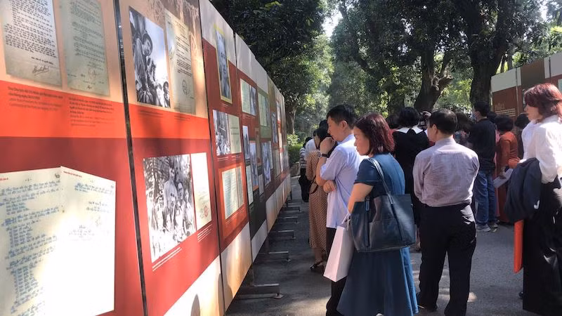 Посетители выставки «Коллекция подписей и автографов Президента Хо Ши Мина в период 1945-1969 годов». Фото: ВИА