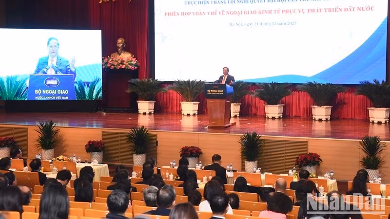 Премьер-министр Фам Минь Тьинь выступает на заседании. Фото: Чан Хай