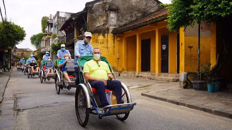 Иностранные туристы посещают Вьетнам. Фото: ВИА