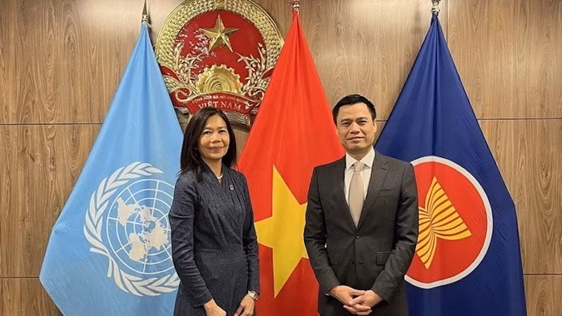 Посол Данг Хоанг Жанг и координатор-резидент ООН во Вьетнаме Полин Тамесис. Фото: ВИА