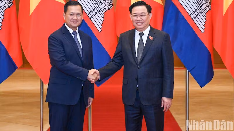 Председатель НС Выонг Динь Хюэ и Премьер-министр Камбоджи Хун Манет. Фото: Зюи Линь