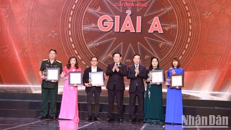 Президент Во Ван Тхыонг, Председатель НС Выонг Динь Хюэ и обладатели призов A. Фото: Хоай Нам