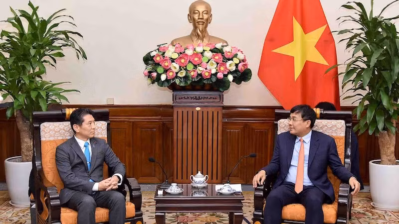 Постоянный замглавы МИД Нгуен Минь Ву и Председатель Альянса парламентариев японско-вьетнамской дружбы в городе Кобе Мурано Сэйити. Фото: baoquocte.vn