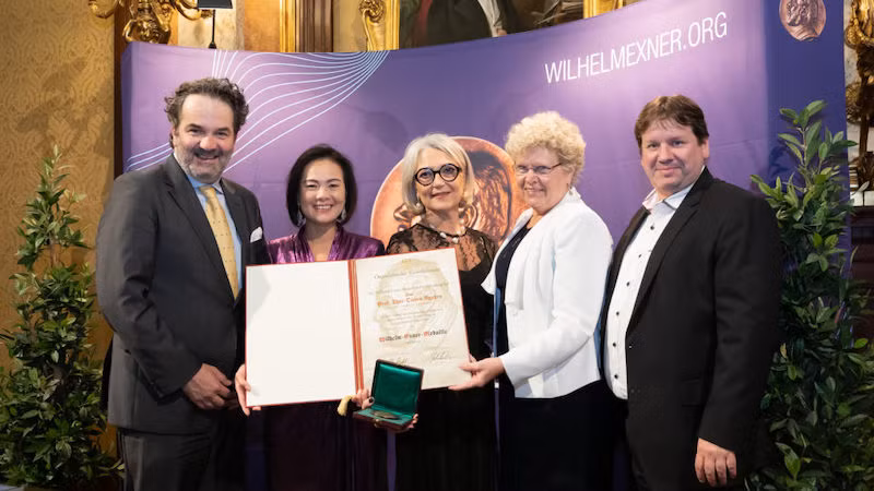 Профессор Нгуен Тхук Куен (2-я слева). Фото: wilhelmexner.org