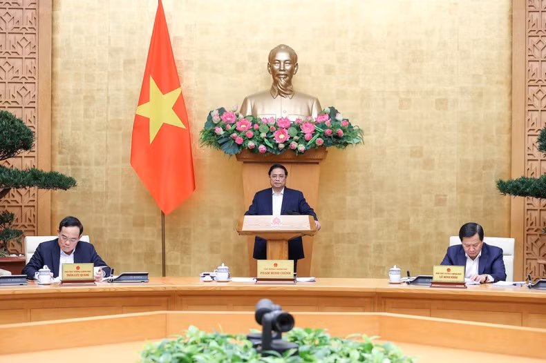 Премьер-министр Фам Минь Тьинь выступает на заседании. Фото: Чан Хай