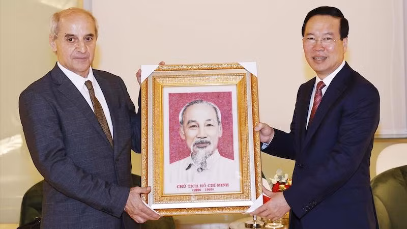 Президент Во Ван Тхыонг дарит Генеральному секретарю Итальянской коммунистической партии Мауро Альборези портрет Президента Хо Ши Мина. Фото: ВИА