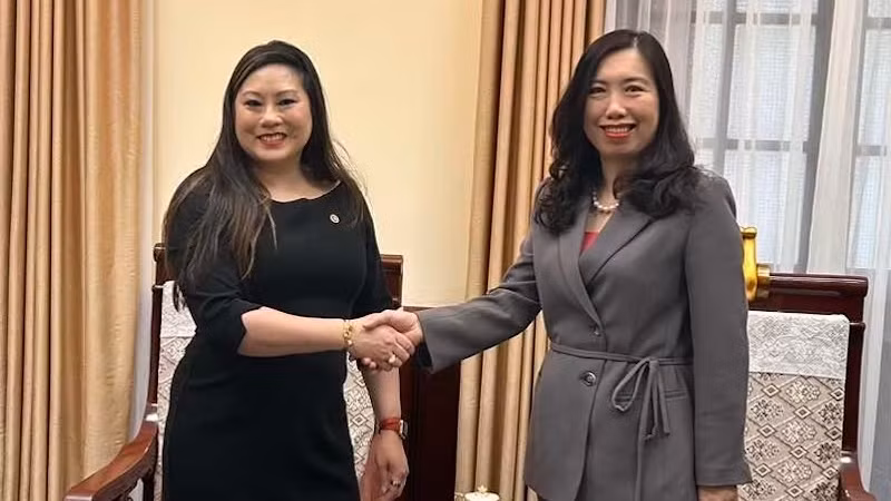 Замминистра иностранных дел Ле Тхи Тху Ханг и член Комиссии по торговле товарными фьючерсами США Кэролайн Фам. Фото: МИД Вьетнама