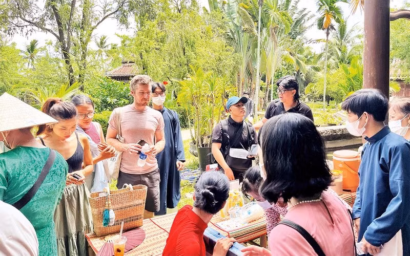 Иностранные туристы посещают Музей платья аозай. Фото: Линь Нгуен