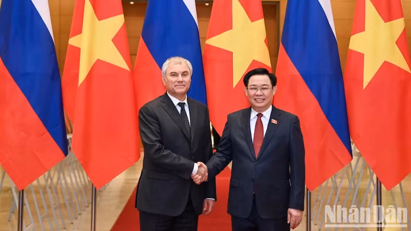 Председатель НС Выонг Динь Хюэ и Председатель Государственной думы РФ Вячеслав Викторович Володин. Фото: Зюи Линь