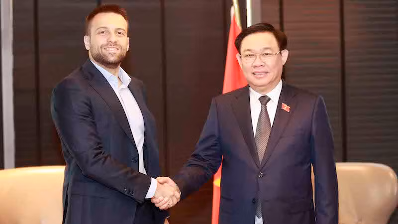 Председатель НС Выонг Динь Хюэ и директор по слияниям и поглощениям болгарской компании SoPharma Димитр Найденов. Фото: ВИА