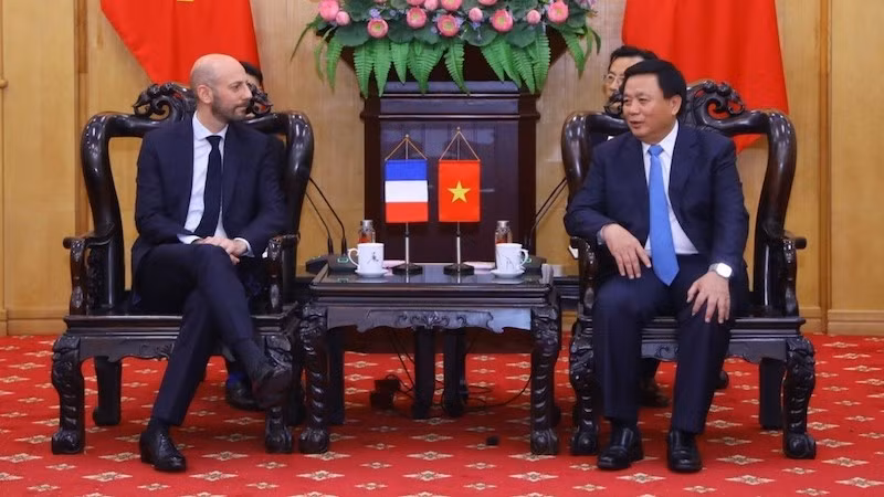 Директор Государственной политической академии им. Хо Ши Мина, Председатель Центрального теоретического совета Нгуен Суан Тханг и Министр трансформации государственного сектора и государственной службы Франции Станислас Герини. Фото: ВИА