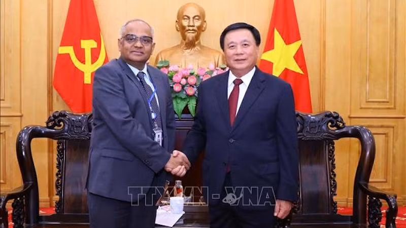 Директор Национальной политической академии им. Хо Ши Мина Нгуен Суан Тханг и директор АБР во Вьетнаме Шантану Чакраборти. Фото: ВИА