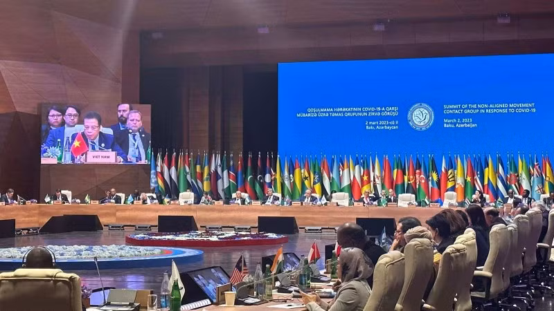 Посол Данг Минь Кхой выступает на саммите.